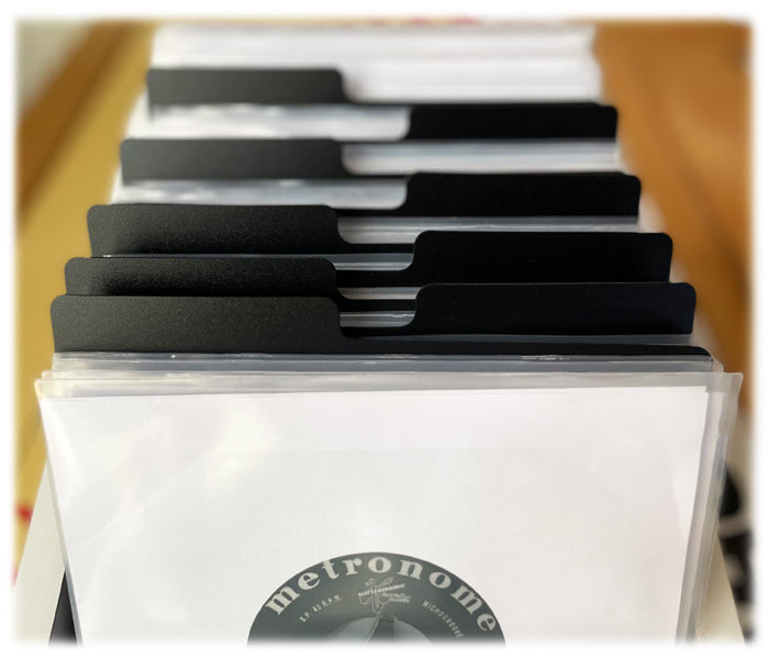 SCHWARZE KUNSTSTOFF-TEILER MIT ERHÖHUNG ZUM KATALOG EINZELNER 45-RPM-7-ZOLL-SCHALLPLATTEN (20 Stk.)