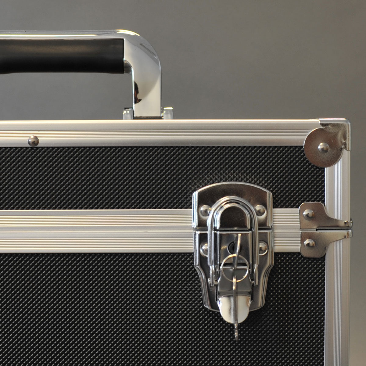 FLIGHT CASE SCHWARZER ALUMINIUMKOFFER FÜR 50 LP-SCHEIBEN 33 UMDREHUNGEN VINYL 12 ZOLL