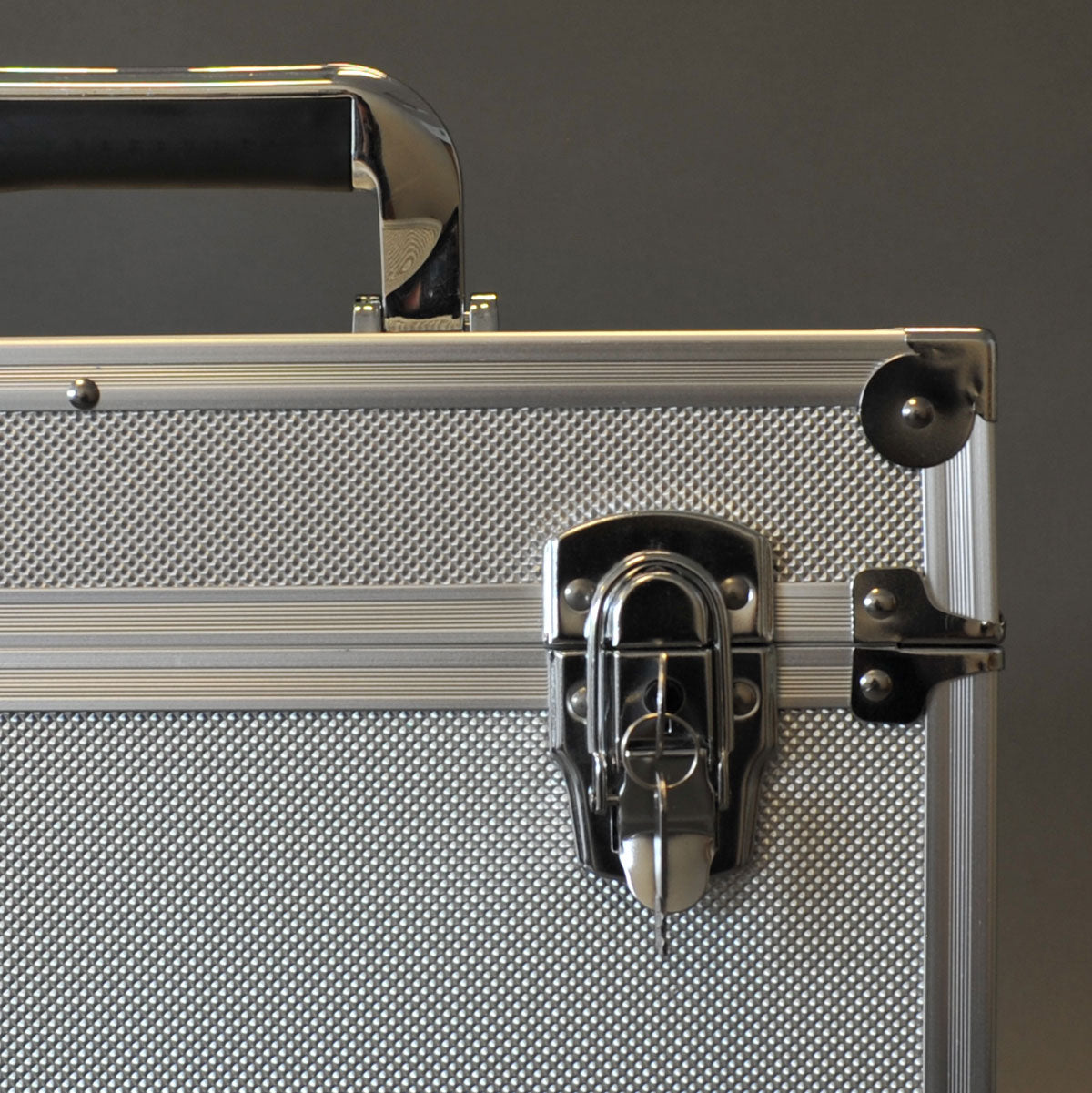 FLIGHT CASE ALUMINIUMKOFFER SILBER FÜR 50 LP-SCHEIBEN 33 UMDREHUNGEN VINYL 12 ZOLL