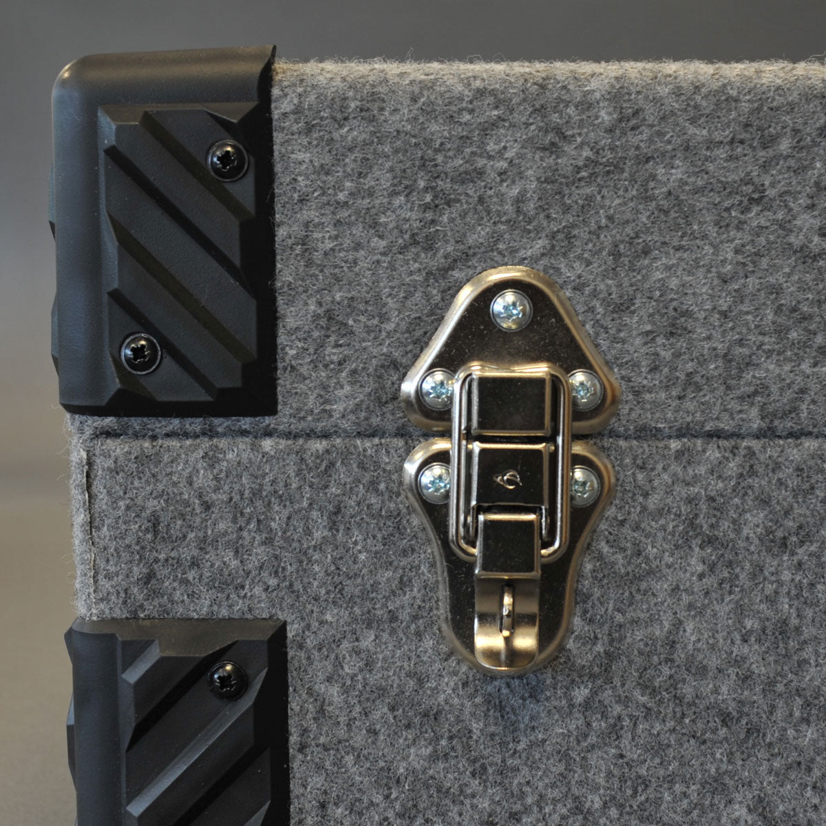 HÖLZERNER KOFFER MIT SCHWARZEM STOFF FÜR 300 SINGLE SCHALLPLATTE 45 RPM 7"