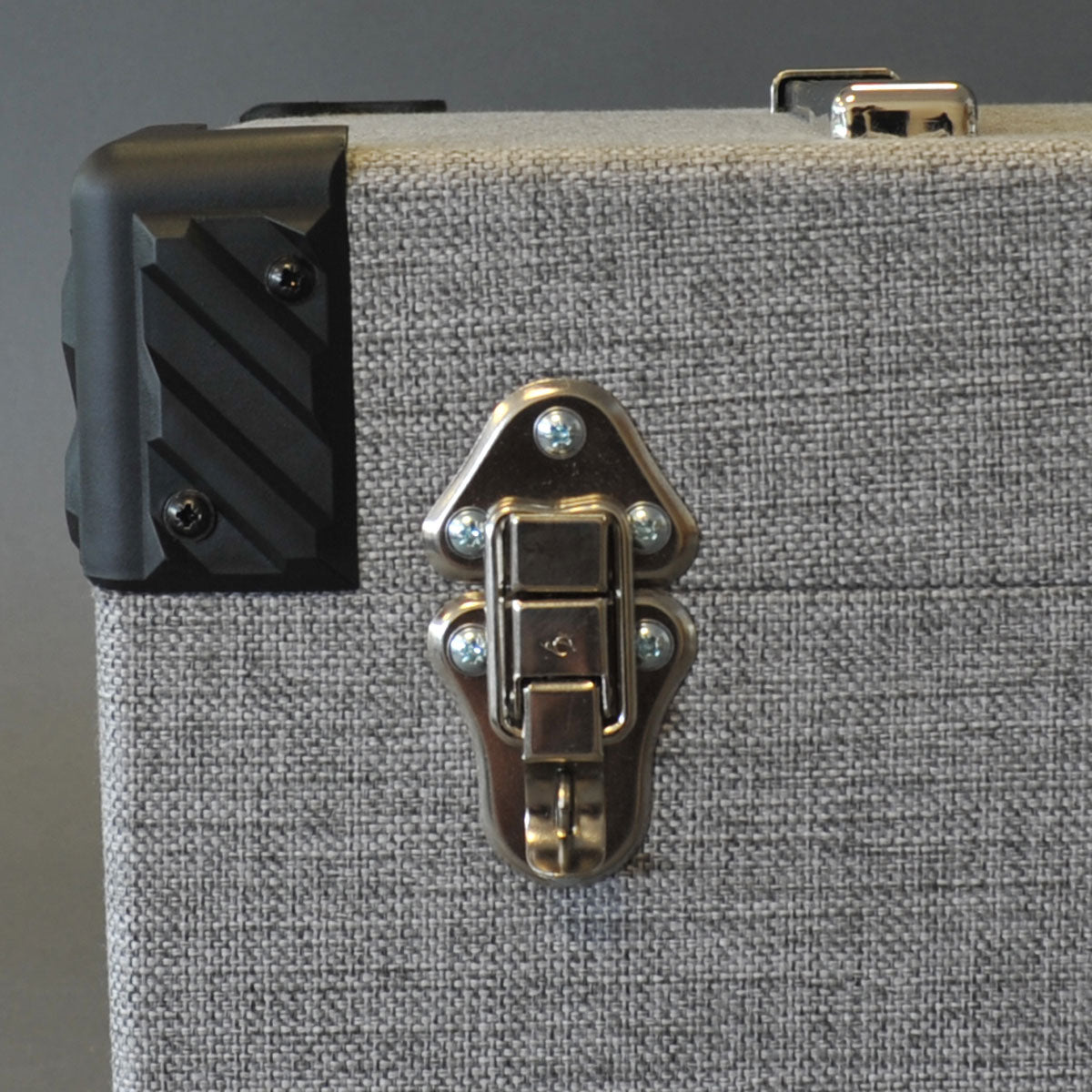 Mit grauem Stoff überzogener Holzkoffer für 100 Schallplatten mit 10 Zoll und 78 U/min