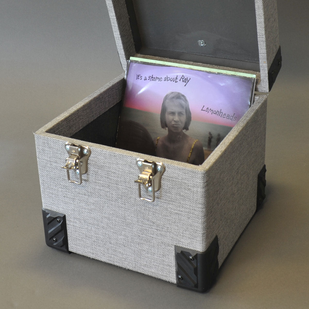 Mit grauem Stoff überzogener Holzkoffer für 100 Schallplatten mit 10 Zoll und 78 U/min