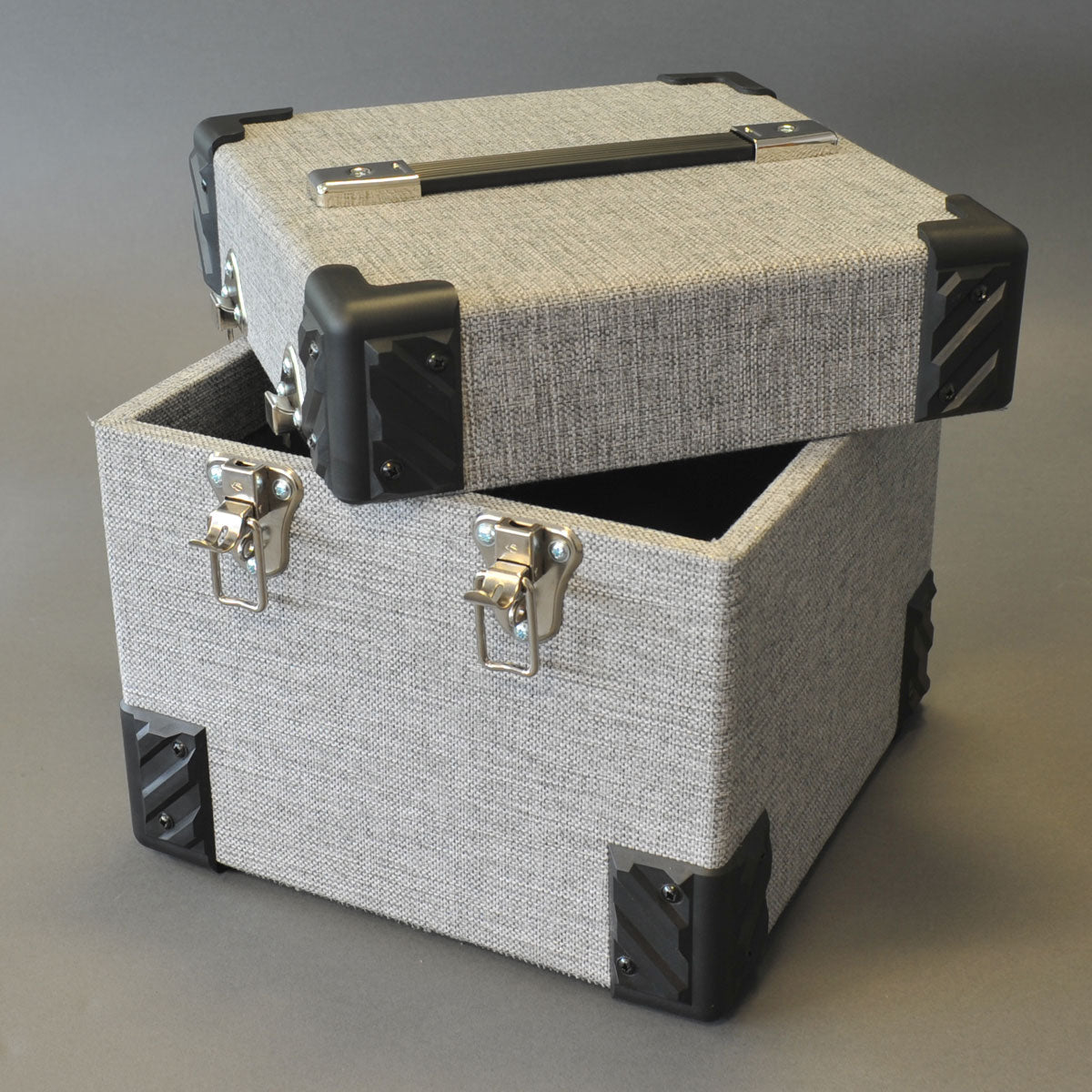 Mit grauem Stoff überzogener Holzkoffer für 100 Schallplatten mit 10 Zoll und 78 U/min