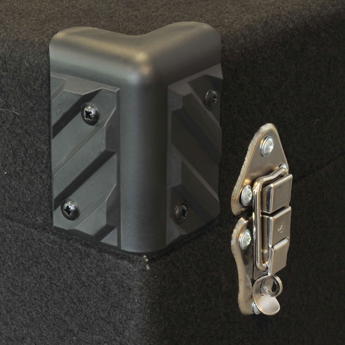 BAUL DE MADERA REVESTIDO CON TEJIDO NEGRO PARA DISCOS 100 LP 33 REVS 12 PULGADAS