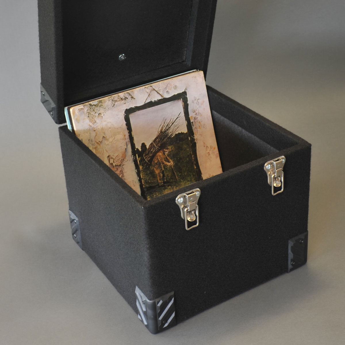 BAUL DE MADERA REVESTIDO CON TEJIDO NEGRO PARA DISCOS 100 LP 33 REVS 12 PULGADAS