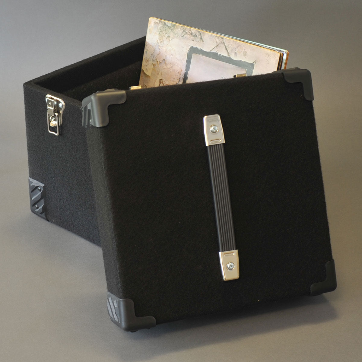 BAUL DE MADERA REVESTIDO CON TEJIDO NEGRO PARA DISCOS 100 LP 33 REVS 12 PULGADAS