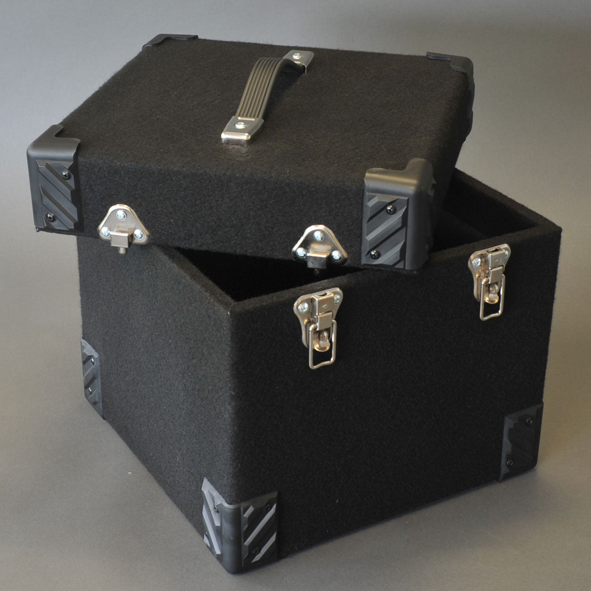 BAUL DE MADERA REVESTIDO CON TEJIDO NEGRO PARA DISCOS 100 LP 33 REVS 12 PULGADAS