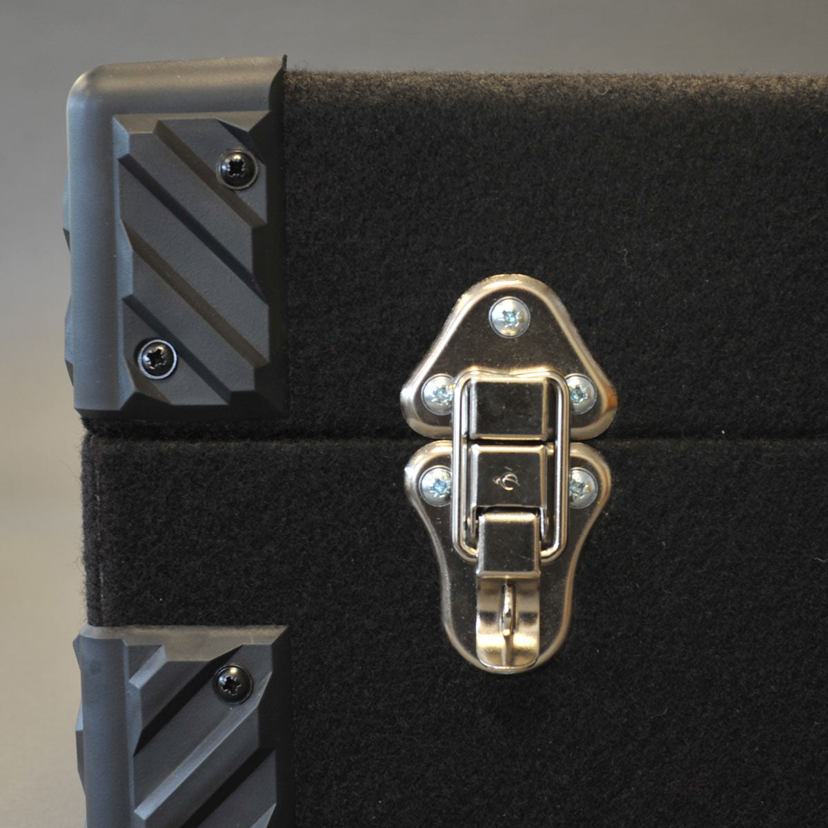 BAUL DE MADERA REVESTIDO CON TEJIDO NEGRO PARA 300 DISCOS 45 REVS 7 PULGADAS